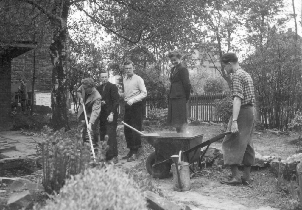 Bei der Gartenarbeit vorn von links: H. Krawinkel, E. Warnecke, B. Schloemann, M. Spiekermann, G. Schlenke, im Hintergrund F. K. Schraepler (1954) 