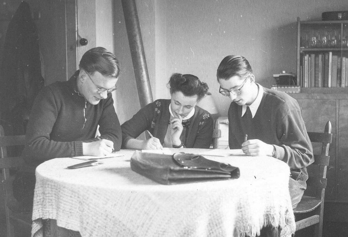 Eine Mathe-Arbeit steht bevor: B. Schloemann, M. Spiekermann und B. Knieriem (1954)